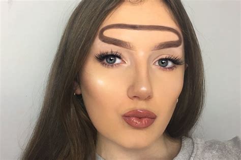 Très Chic Instagram Eyebrow Trends That Need To Stop