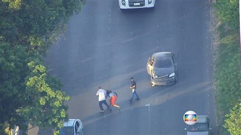 Vídeo Bandidos tentam roubar quatro caminhões de carne na Avenida