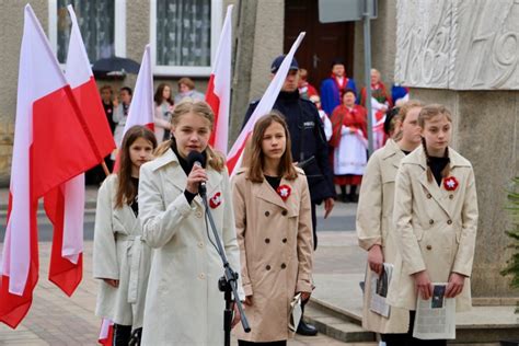 Uroczyste Obchody Wi Ta Konstytucji Maja W Dzia Oszynie Twoje Paj Czno