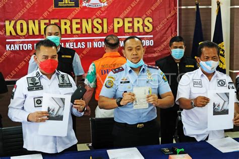 PENANGKAPAN WNA MERESAHKAN WARGA ANTARA Foto