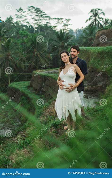 Jovem Grávida Latina Marido Uma Visão Incrível Dos Terraços De