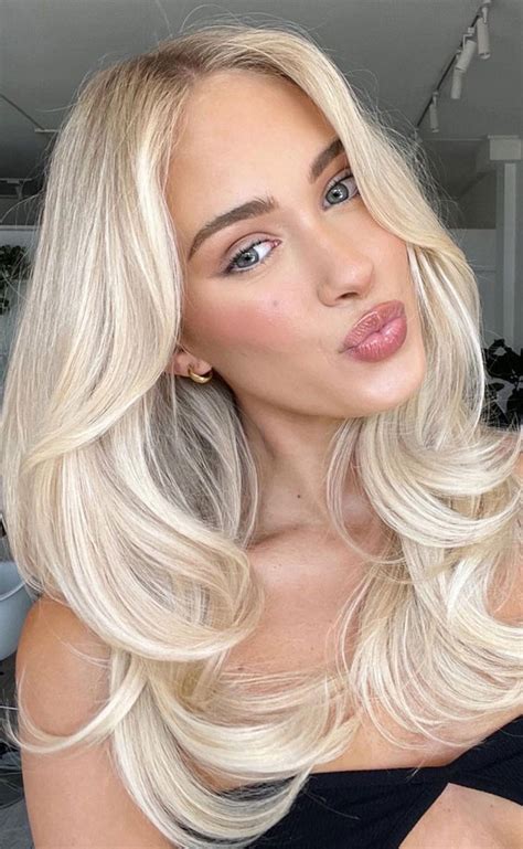 Trendy Blonde Hair Colour Ideas Honey Blonde S Blow Out