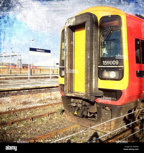 Train in Salisbury railway station Stock Photo - Alamy