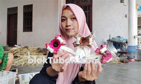 Manfaatkan Potensi Alam Perempuan Di Tuban Sulap Daun Lontar Jadi