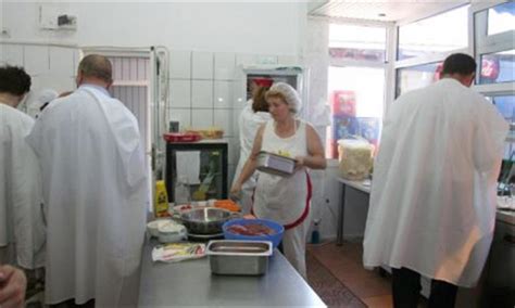 Nereguli în unităţile de alimentaţie publică de pe litoral amendate de