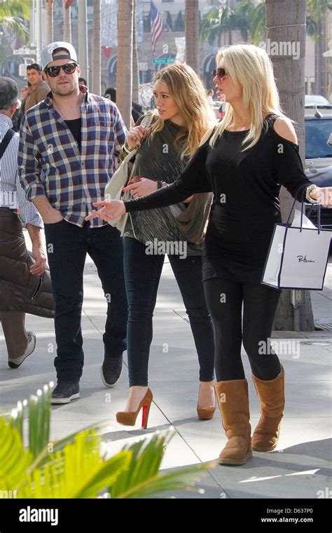 Mike Comrie And Hilary Duff Hilary Duff Shows Off Her Growing Baby Bump