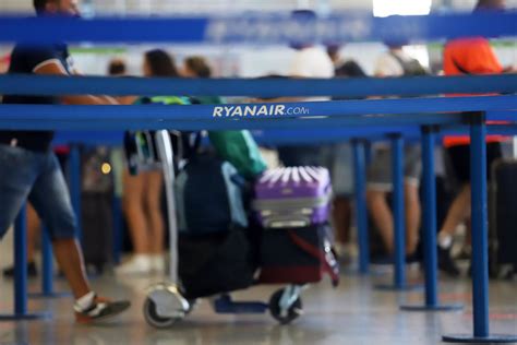 Las Huelgas De Tripulantes De Iberia Express Y Ryanair Dejan