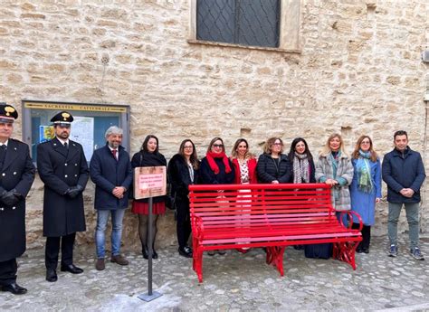 Tricarico Una Panchina Rossa Davanti Alla Caserma Dei Carabinieri