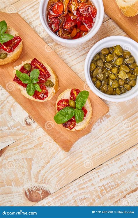 Bruschetta Ou O Crostini Sol Secaram Tomates E Alcaparras Em Uma