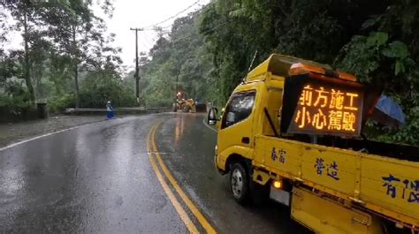 多圖／阿里山多處公路坍方 雨水直衝路面阻斷交通