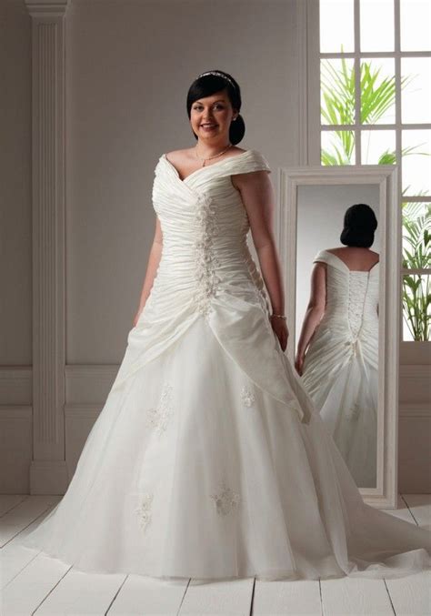 37 Plus Sized Wedding Dresses Thatll Look Gorgeous On You 2020