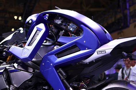 Yamaha MOTOBOT le robot humanoïde motard qui défie Valentino Rossi