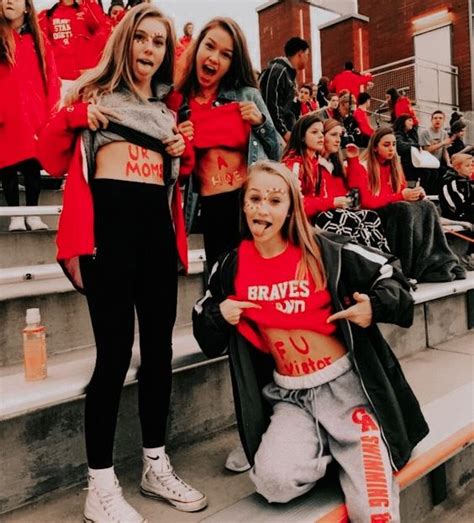 Pin By 𝐛𝐫𝐨𝐨𝐤𝐞 𝐚𝐥𝐥𝐢𝐬𝐨𝐧 On School Spirit Football Game Outfit