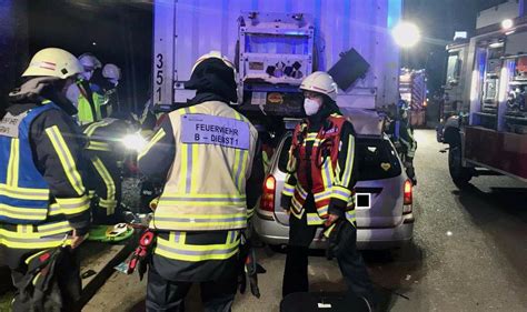 Feuerwehr Bochum Verkehrsunfall Mit Einer Schwer Eingeklemmten Person