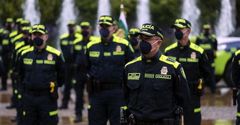 La Policía Nacional De Colombia Estrena Uniforme Azul Segurilatam