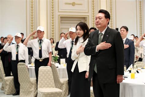 尹대통령 부부 보훈 가족 등 190명과 오찬제복입히고 ‘121879 태극기 배지도 수여