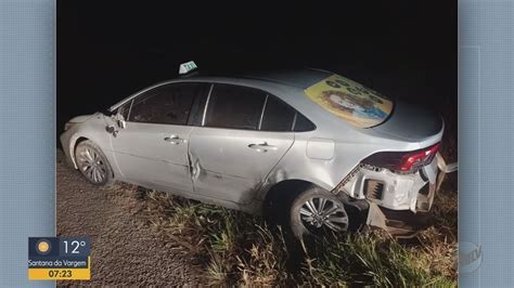 Motorista cochila e bate carro na traseira de táxi na MG 290 em Ouro