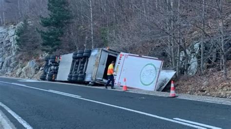 Dos Heridos En Un Accidente Por El Vuelco De Un Camión De Cerdos En La N 230