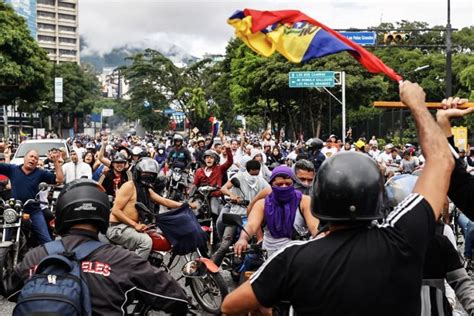 Militares lanzan lacrimógenas contra venezolanos que rechazan resultado