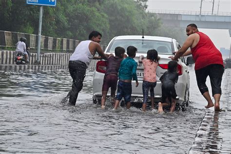 दिल्ली में पानी ही पानी दो दिन मूसलाधार बारिश से जलमग्न हुई राजधानी