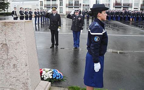 C R Monie Hommage Aux Gendarmes Morts En Service Command Le T L Gramme