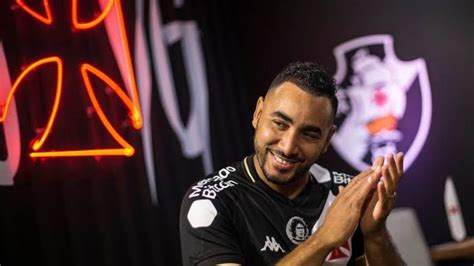 Dimitri Payet Encanta Torcida Do Vasco Com Sua Chegada Triunfal No Maracanã