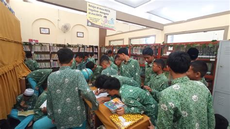 Kunjungan Literasi Membaca Buku Dengan Nyaman Di Perpustakaan Sekolah