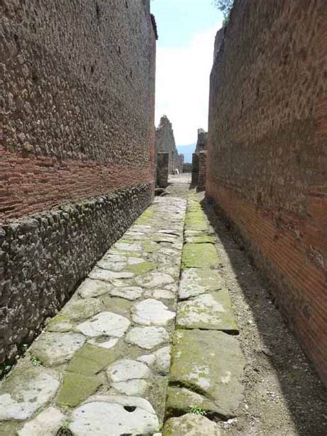 VIII 2 7 Pompeii May 2010 Passageway To Rear Looking South According