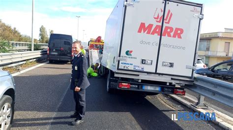 Camion Si Schianta Contro Il Guardrail Traffico Bloccato Sull Asse