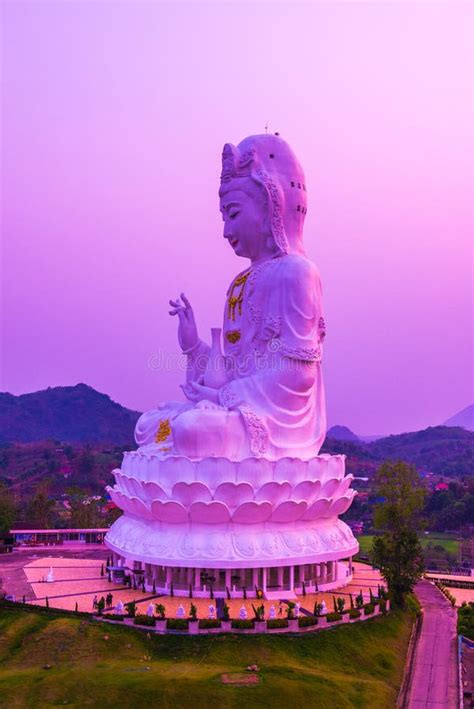 Hermosa Estatua De Guan Yin En El Templo Huay Pla Kang Imagen De