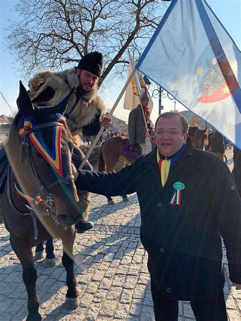 Un tânăr din Vatra Dornei a ajuns călare la Alba Iulia pentru