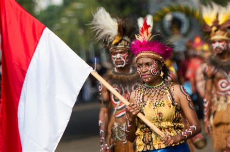 Pakaian Adat Papua Beserta Gambar Dan Penjelasannya