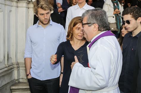 Caras Familiares E Amigos Despedem Se De Manuel Forjaz