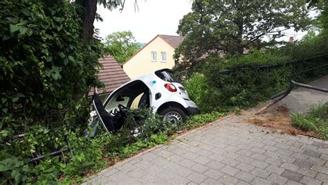 Unfall in Stuttgart Car2go fährt Böschung hinab und kracht gegen Baum