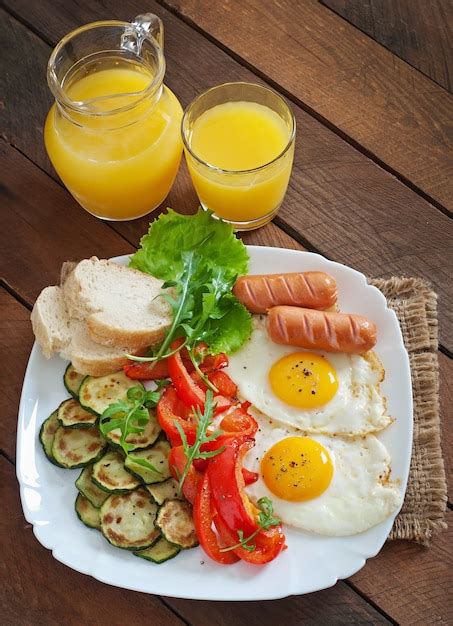 Caf Da Manh Ingl S Ovos Fritos Salsichas Abobrinha E Piment O