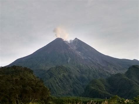 Merapi Eruptiert Pyroklastische Str Me Vulkane Net Newsblog