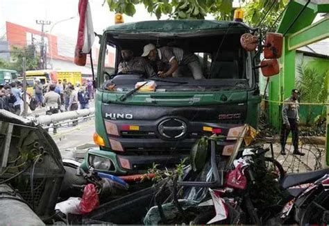 Truck Ran Over People Sleeping On The Road Dividermanatelangana