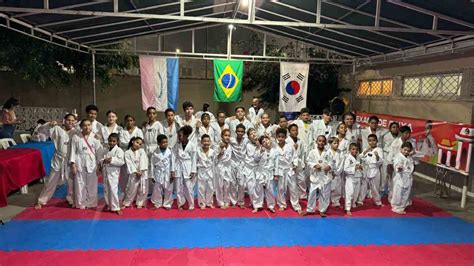 Alunos de projeto social fazem troca de faixa no taekwondo em São Diogo