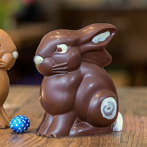 Schokoladen Hasen und feine Oster Spezialitäten KUCHEN TORTEN