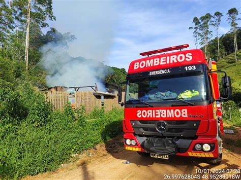 Residência de madeira é destruída por incêndio em Gaspar