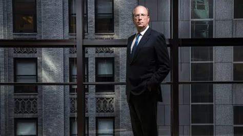 Cuánto ganó Larry Fink el CEO de BlacRock por la venta del 7 por