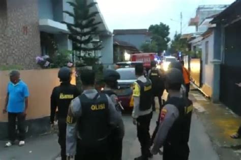 Densus Antiteror Geledah Rumah Milik Terduga Teroris Di Purwokerto