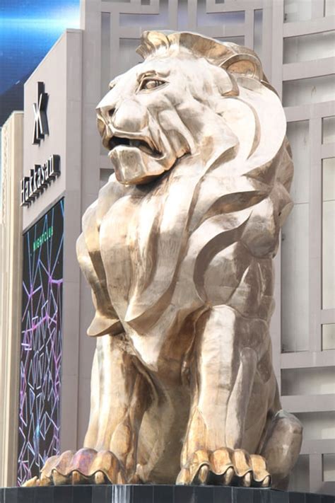 Mgm Grands Leo The Lion Statue Gets A Buffing