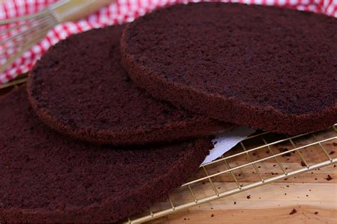 Massa de chocolate para bolo de aniversário macio e fofinha que fica