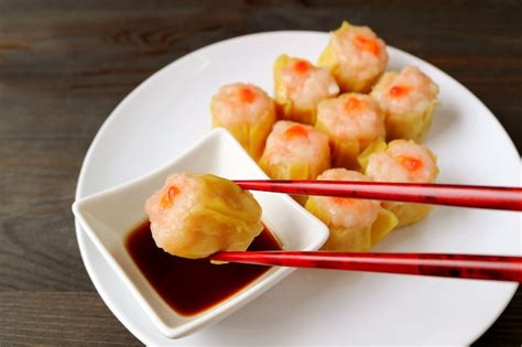 Palillos Agarrando Una Deliciosa Bola De Masa China Al Vapor Rellena De