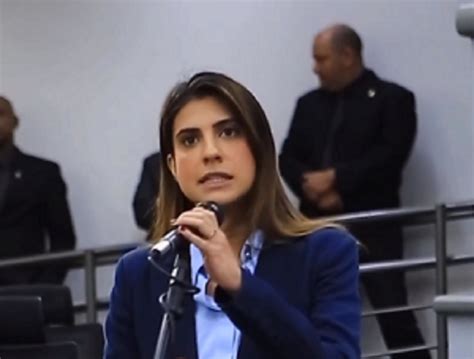 Polícia Já Indiciou Um Por Compartilhar Nudes De Camila Jara Pena é De