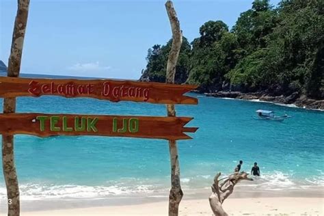 9 Potret Keindahan Pantai Teluk Hijau Surga Tersembunyi Di Banyuwangi