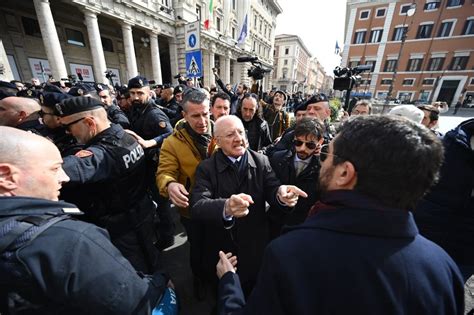 De Luca A Roma Guida La Protesta Contro L Autonomia Differenziata