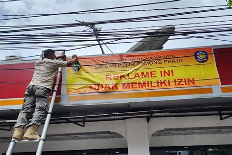 Tidak Berizin Satpol PP Jogja Menyegel Empat Reklame Papan Nama Toko