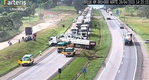 Colis O Entre Duas Carretas Bloqueia Contorno Leste Em Piraquara